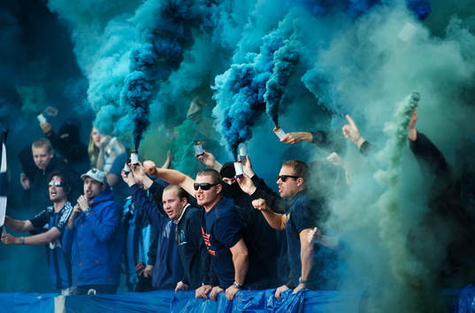 Matchen fick avbrytas direkt på grund av bengalrök från