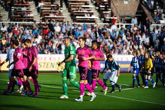 Matchen fick avbrytas direkt på grund av bengalrök från