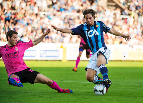 Emil Salomonsson, IFK Göteborg, utmanas av Sebastian