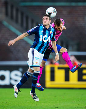 James Keene, Djurgården, i en duell med Logi Valgardsson,