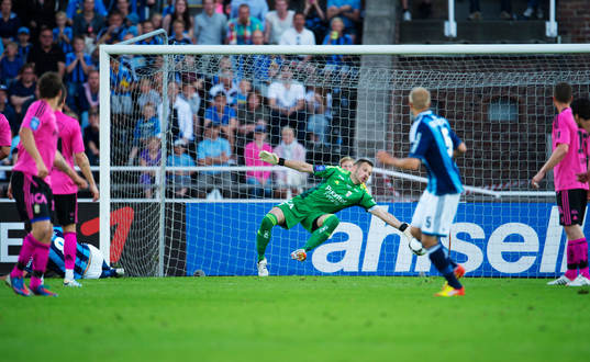 James Keene, Djurgården, gör 3-1 bakom John Alvbåge,