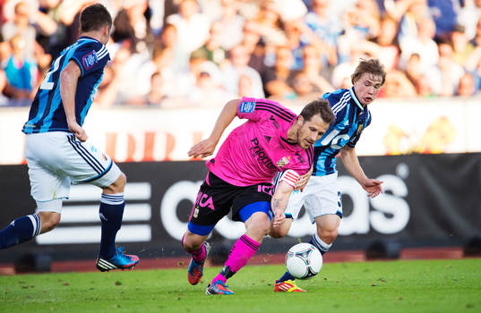 Tobias Hysén, IFK Göteborg, utmanas av Simon Tibbling,