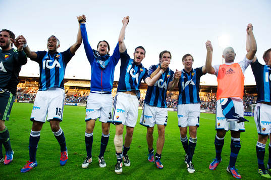 Djurgårdens spelare med tvåmålsskytten James Keene i