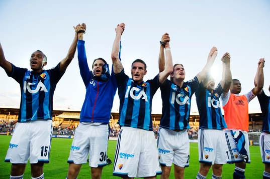 Djurgårdens spelare med tvåmålsskytten James Keene i
