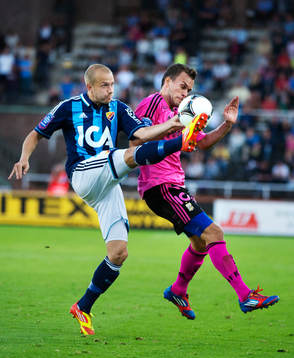 Petter Gustafsson, Djurgården, i en duell med Logi
