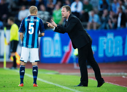 Petter Gustafsson får instruktioner av Magnus Pehrsson,