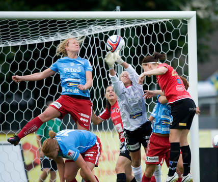 Maria Rönnbäck, målvakt, Piteå, räddar framför Mia