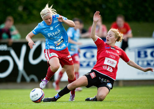 Jessica Olovsson, Piteå, tacklas av Rebecca Edwards,