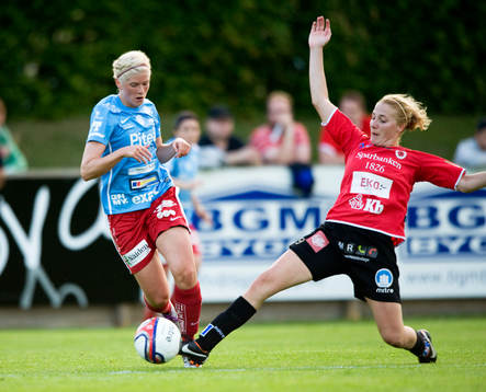 Jessica Olovsson, Piteå, tacklas av Rebecca Edwards,