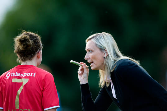 Elisabet Gunnarsdottir, tränare, Kristianstad, instruerar