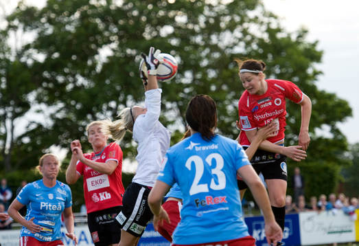 Maria Rönnbäck, målvakt, Piteå, räddning framför Mia