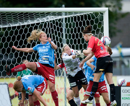 Maria Rönnbäck, målvakt, Piteå, framför Mia Carlsson,