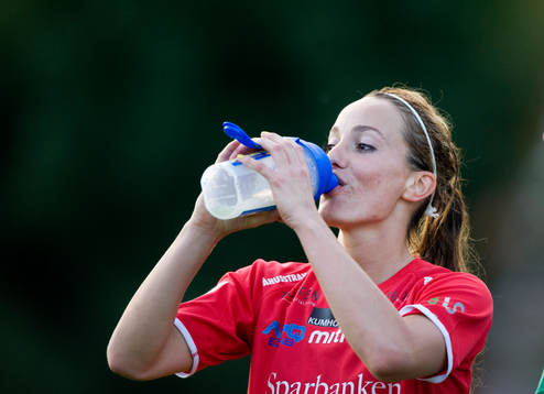 Kosovare Asllani, Kristianstad, dricker. Vattenflaska