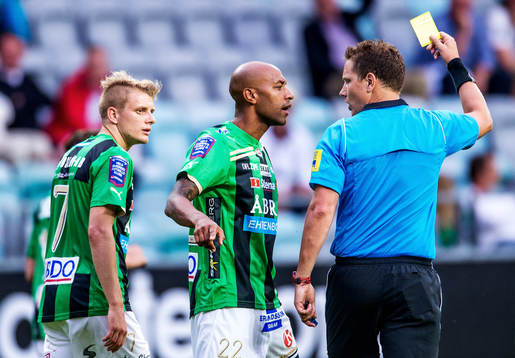 Jeffrey Aubynn, GAIS, snackar till sig ett gult kort,