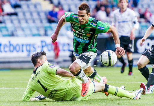 Mervan Celik, GAIS, fälls av Jonas Sandqvist, målvakt,