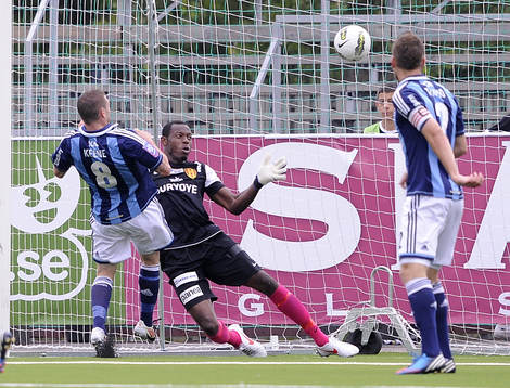 James Keene, Djurgården, gör 1-1 bakom Dwayne Miller,