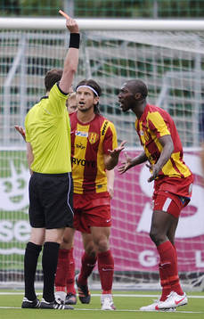 Rött kort till Omar Jawo (th), Syrianska, sedan blev Haris