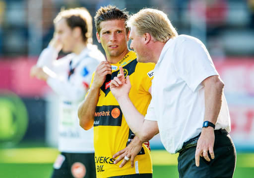 Jörgen Lennartsson, tränare, pratar med Anders Svensson,
