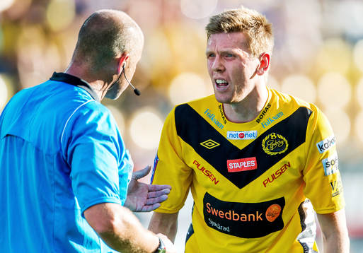 David Elm, Elfsborg, pratar med Martin Hansson, domare