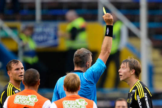 Viktor LUndberg, AIK, diskuterar med Daniel Stålhammar,