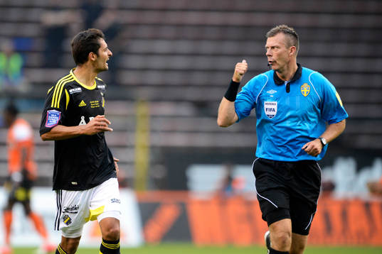 Celso Borges, AIK diskuterar med Daniel Stålhammar, domare