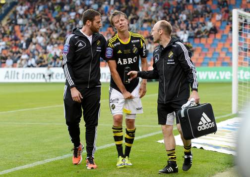 Viktor Lundberg, AIK, har ont. Skada,smärta