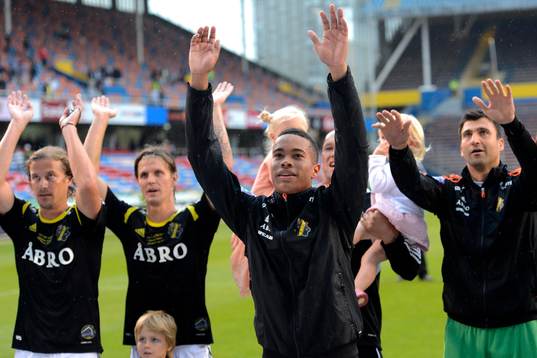 Robin Quaison och AIK tackar publiken