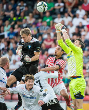 Johan Dahlin, målvakt Malmö hjälper Mathias Ranégie på