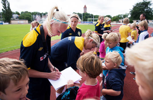 Caroline Seger, Sverige, skriver autografer