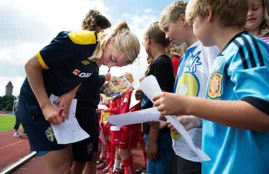 Linda Sembrant, Sverige, skriver autografer