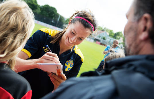 Lotta Schelin, Sverige, skriver autografer
