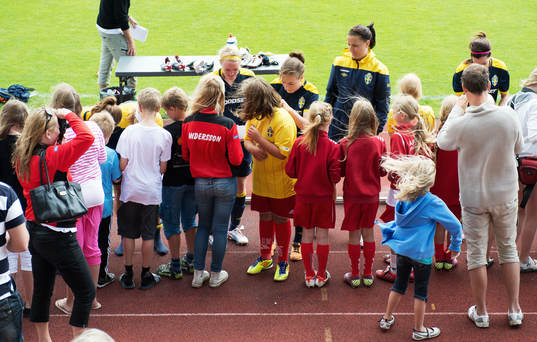 Laget skriver autografer