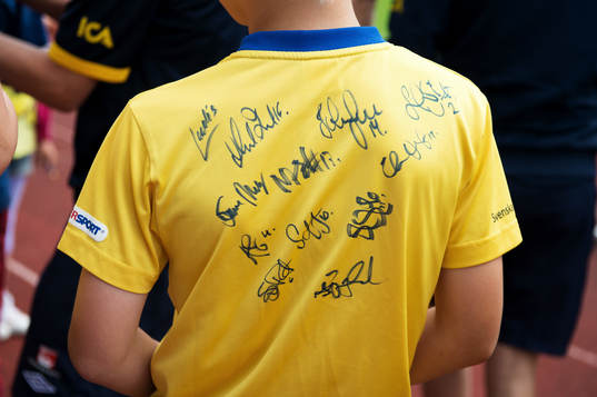 Autografer på ryggen av t-shirt