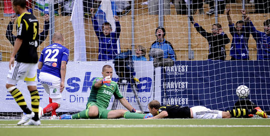bakom Ivan Turina, AIK målvakt