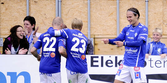 2-0 Jubel Viktor Prodell i Åtvidaberg (till höger)