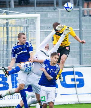 Osvar Berglund, målvakt, Sundsvall, räddar framför Pär