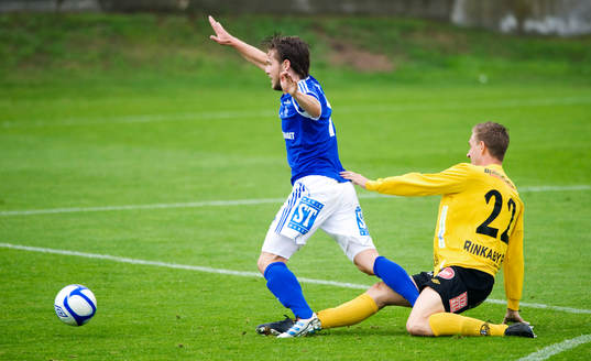 Marcus Pode, Mjällby, och Daniel Sliper, Sundsvall inne i