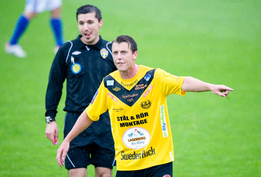 Bojan Pandzic, domare, och Daniel Nilsson, Mjällby