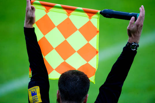 Byte, assisterande domare visar tecknet byte med sin flagga