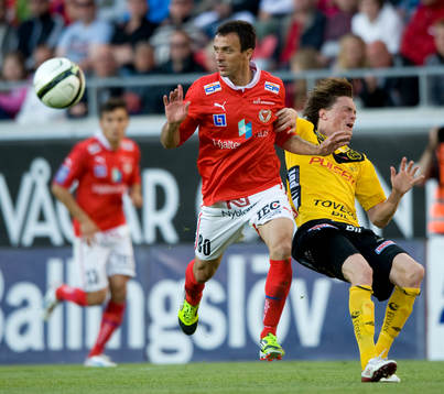 Nenad Djordjevic, Kalmar, stoppar Lasse Nilsson, Elfsborg