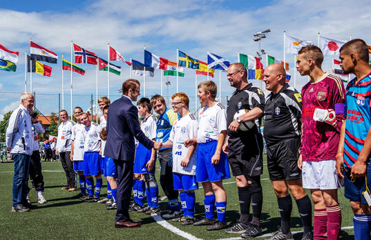Prins Daniel hälsar på spelarna i Grunden Bois som spelar