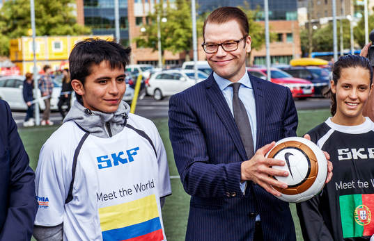 Prins Daniel visar upp bollen han fått av Dennis