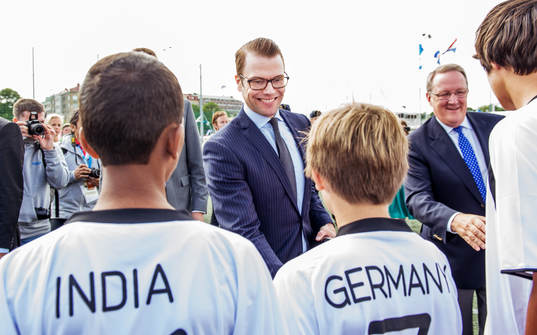 Prins Daniel hälsar på spelare som spelar Meet The World