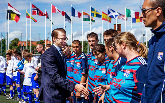 Prins Daniel hälsar på spelare i Olympic Llyonnais som