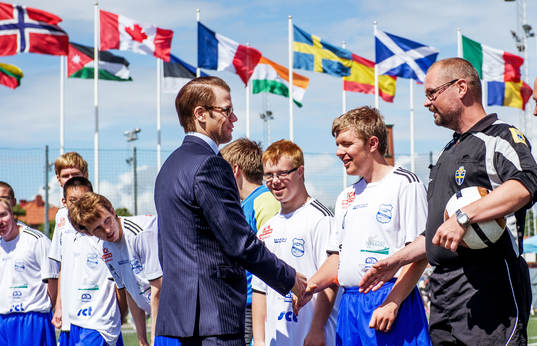 Prins Daniel hälsar på spelare i Grunden Bois som spelar