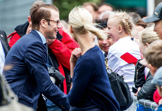 Prins Daniel hälsar på en tjej i publiken