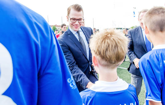 Prins Daniel hälsar på spelare som spelar Meet The World