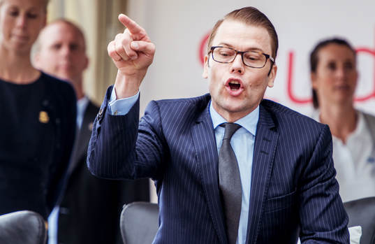 Prins Daniel pekar mot planen och pratar med någon