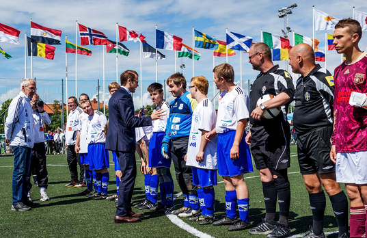 Prins Daniel hälsar på spelare i Grunden Bois som spelar