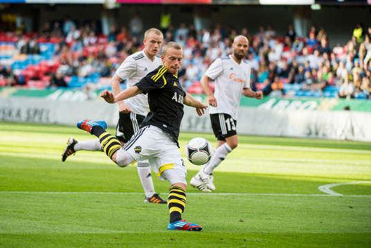 Daniel Gustavsson, AIK laddar för skott